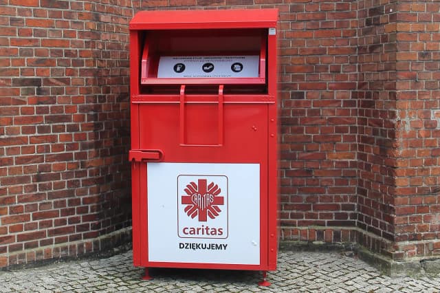 Lokalizacje kontenerów Caritas w Polsce: gdzie oddać używaną odzież