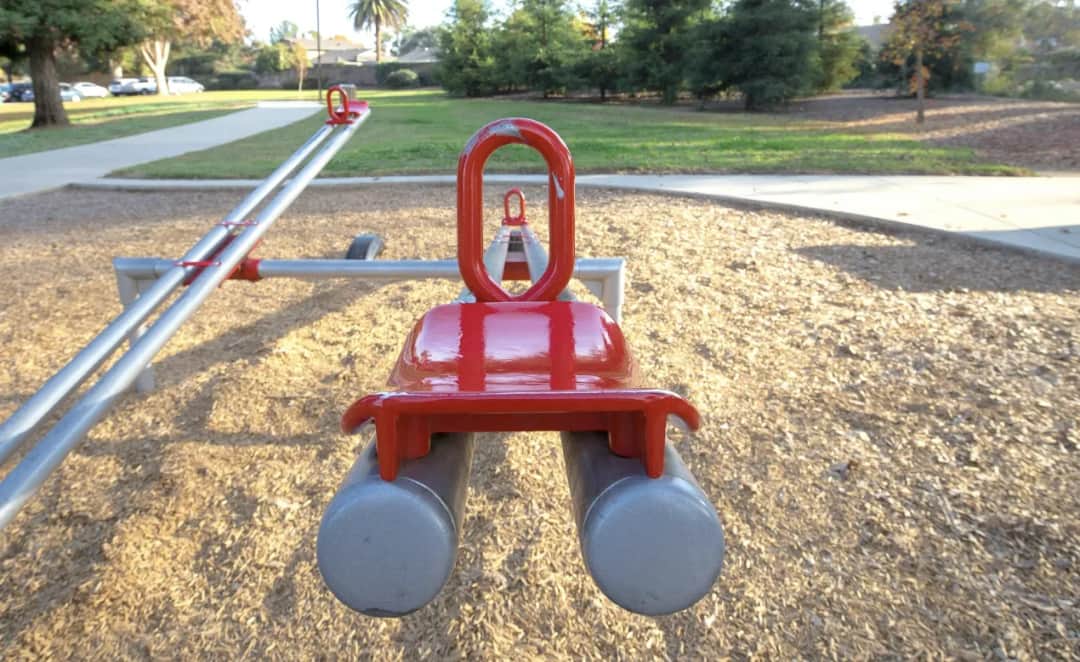 Dlaczego warto inwestować w place zabaw z certyfikatem bezpieczeństwa? Fakty, o których rodzice często zapominają