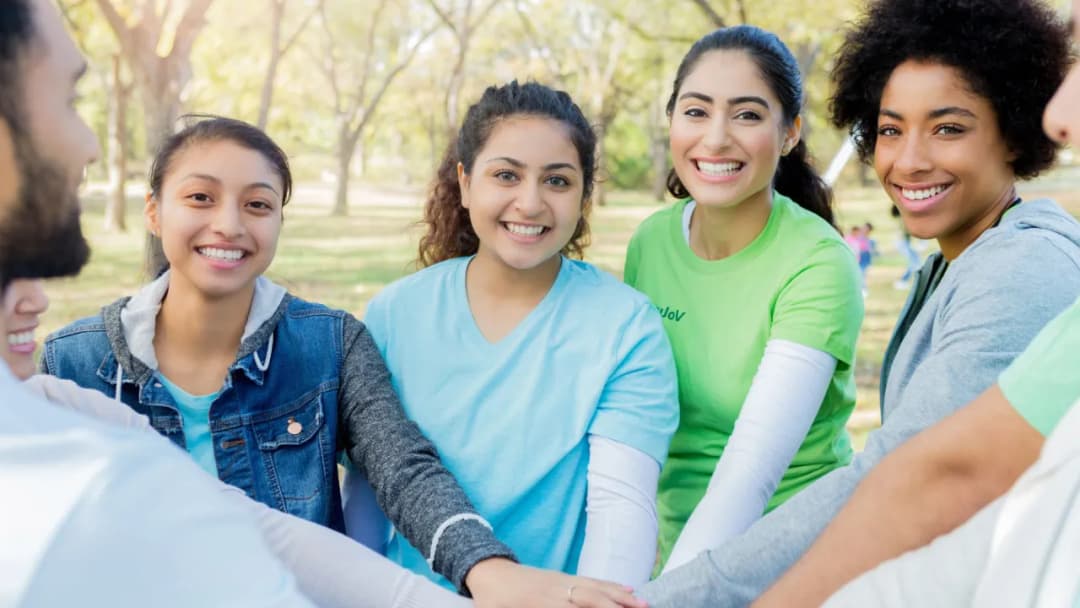 Wolontariat dla młodzieży: Jak zacząć i jakie korzyści czerpać?