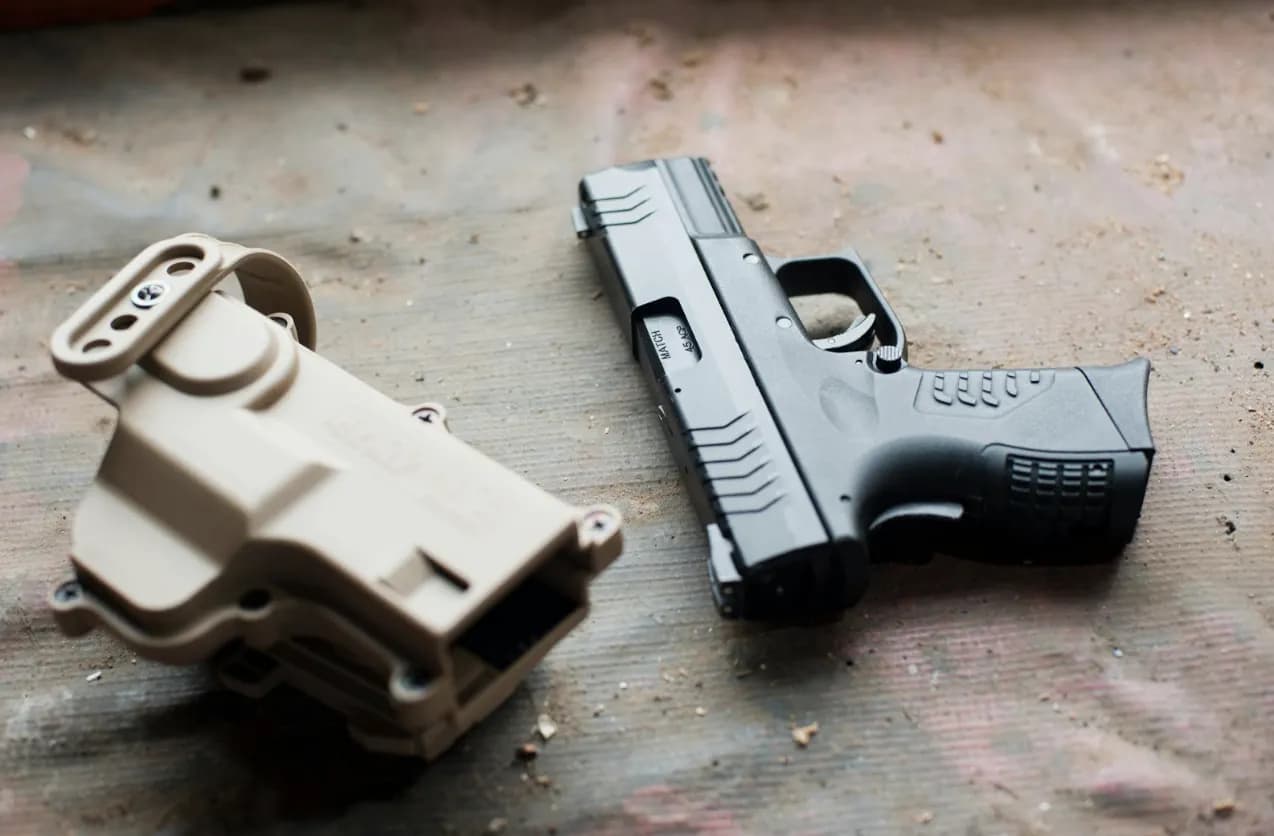 Broń palna a prawo – jakie obowiązki spoczywają na dystrybutorze i kupującym?