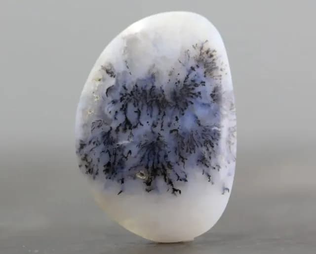 Właściwości i zastosowanie różnych rodzajów agatów: brązowy, biały, szary, dendrytowy