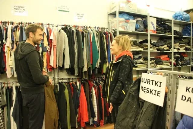 Gdzie oddać ubrania dla bezdomnych w Warszawie? Pełna lista miejsc